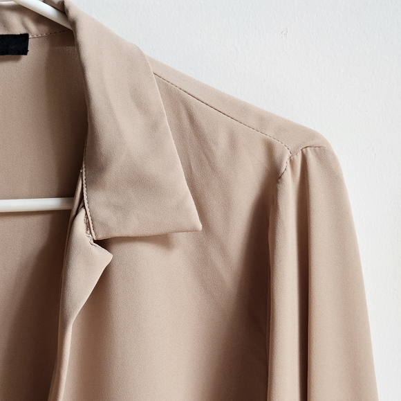 Olivaceous Collared V-Neck Blouse in Women's Small - Picture 16 of 16